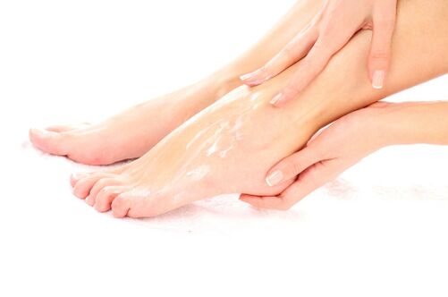 Applying gel to the feet from varicose veins